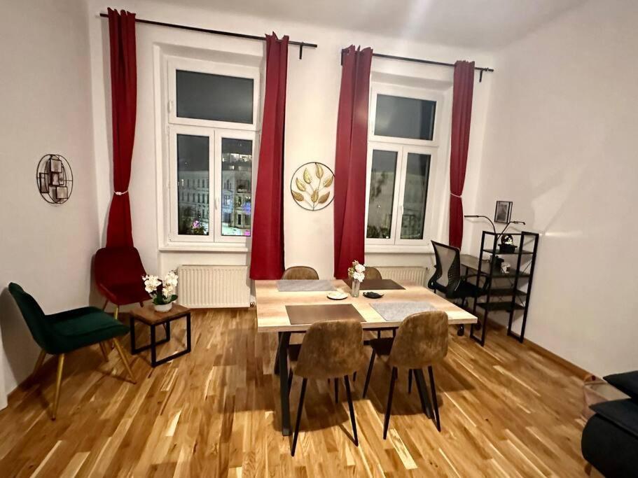 Klimatisierter Wiener Altbauflair Im Zentrum Wiens Esterno foto